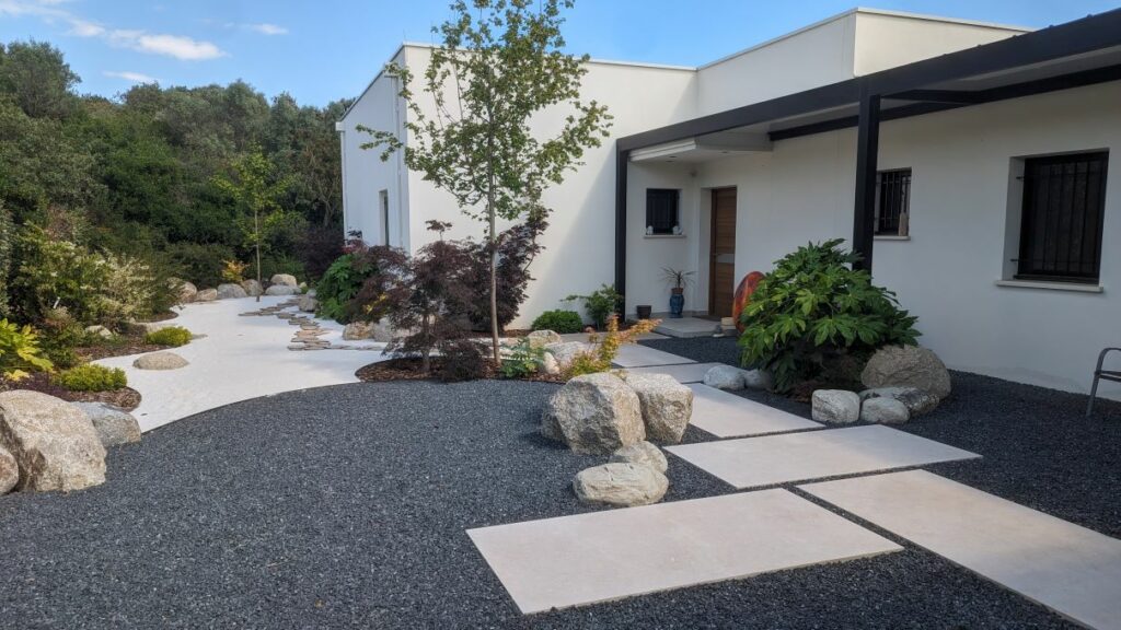 un élange de jardin moderne et japonais a Canet